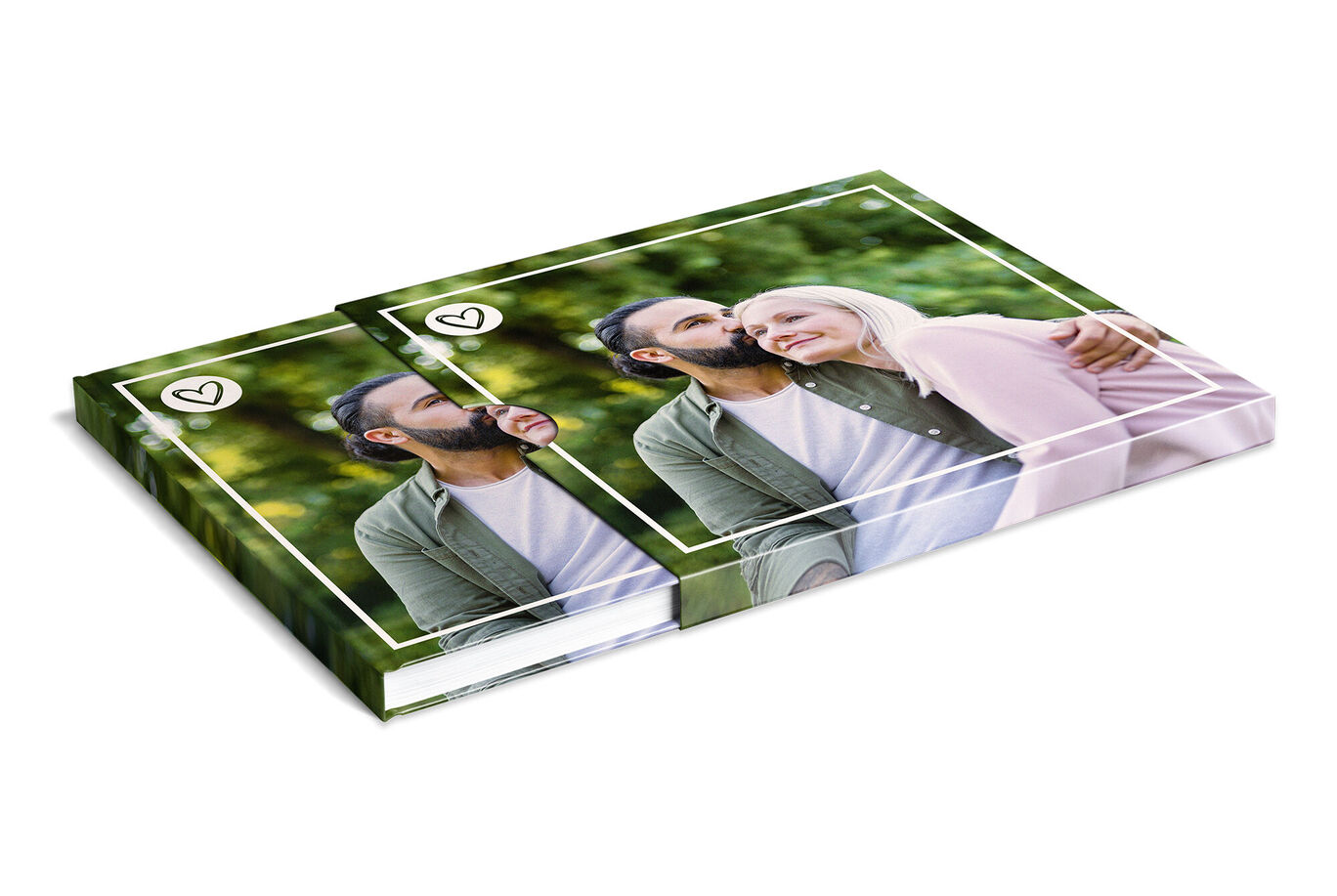 Un album photo montrant deux personnes souriantes s'enlaçant, heureuses, avec des arbres flous au fond.