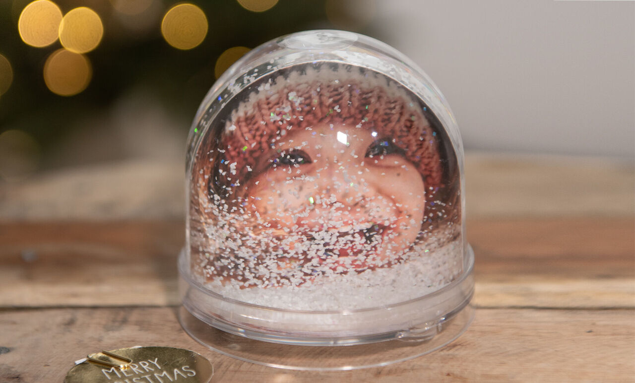 Boule personnalisée avec la photo d'un enfant et des flocons de neige