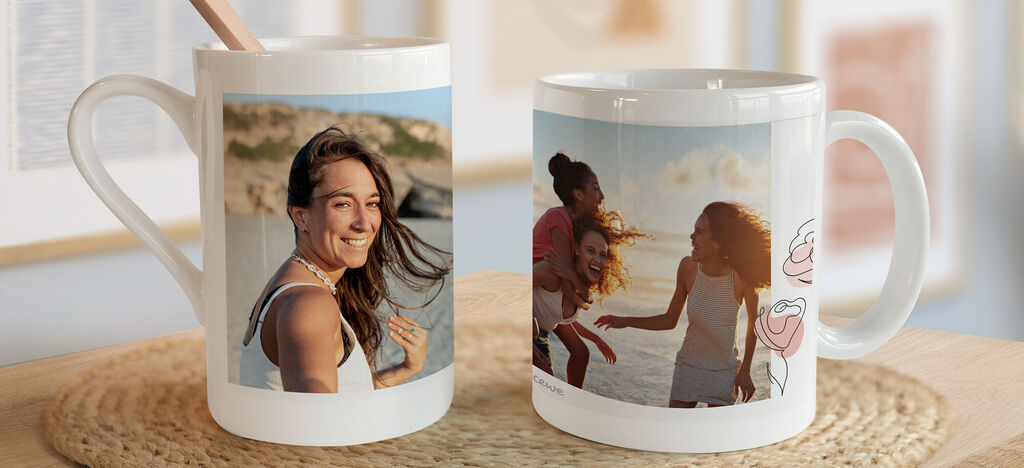 Deux tasses personnalisées avec des photos d'amies à la plage