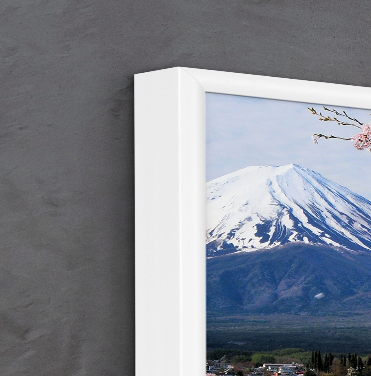 Une décoration murale de Mount Fuji enneigé et de fleurs en fleurs au premier plan