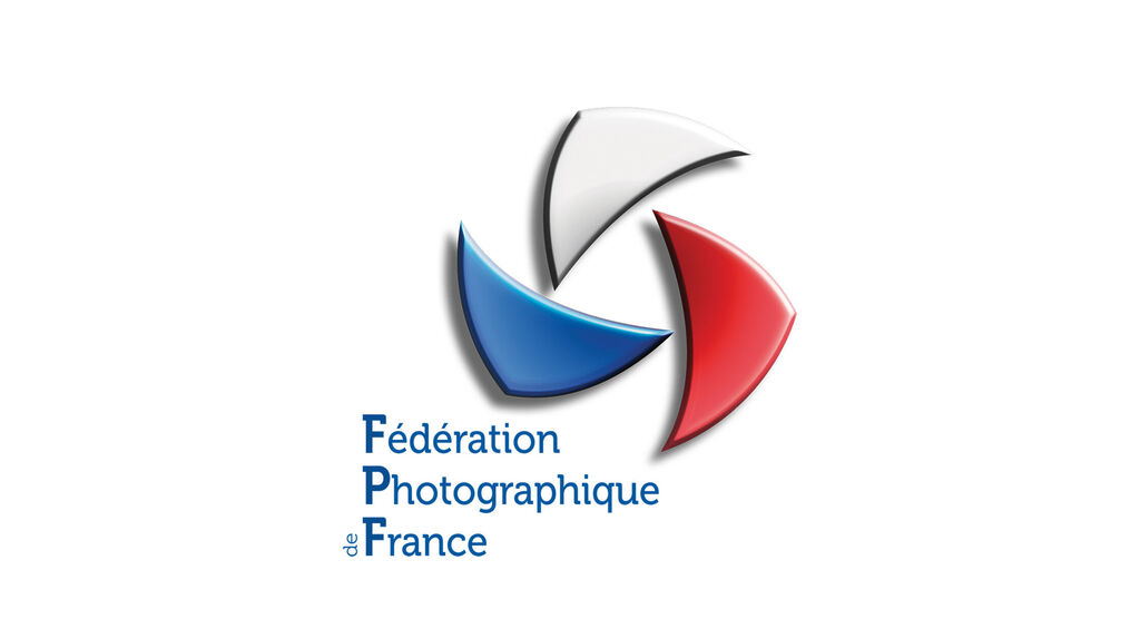 Logo de la Fédération Photographique de France en bleu, rouge et blanc.