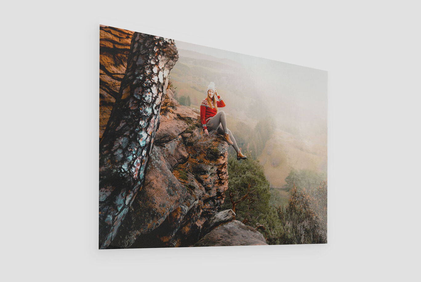 Poster avec la photo d'une femme assise sur un rocher dans la nature