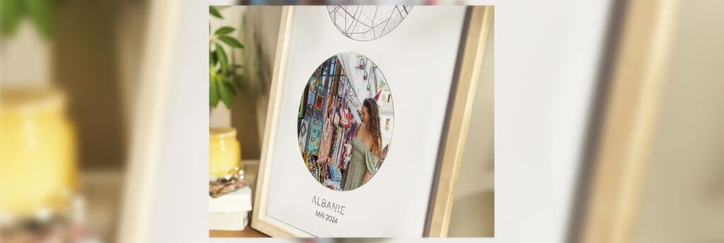 Un joli poster personnalisé encadré avec une photo de vacances en Albanie est posé sur un meuble