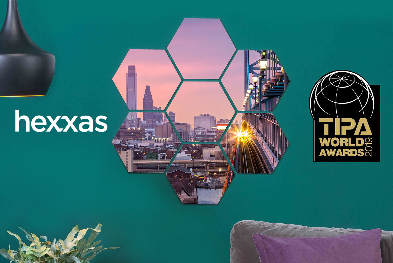 Décoration murale hexagonale colorée avec vue de la ville et TIPA Award 2019