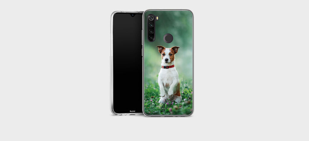 Un chien joyeux sur un fond de smartphone avec un champ de fleurs vert.