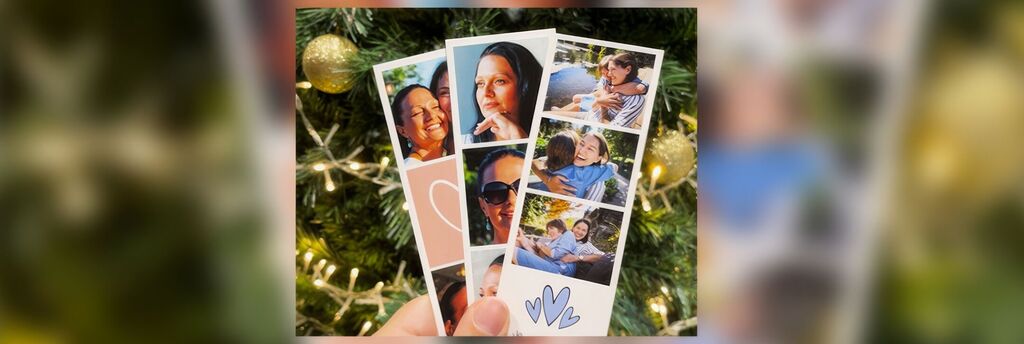 Une main tenant des photos imprimées sur 3 marque-pages, avec un sapin de Noël en arrière plan