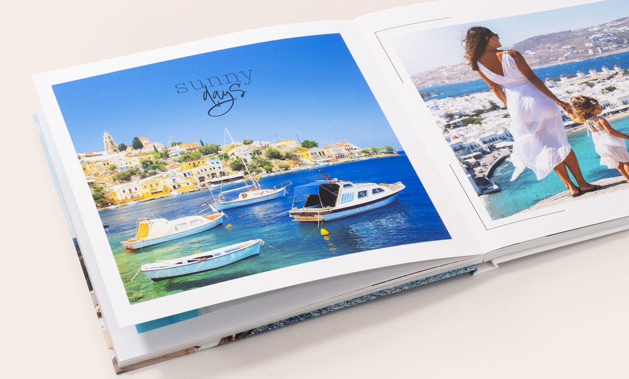Grand livre photo carré ouvert avec de magnifiques photos de vacances en Grèce