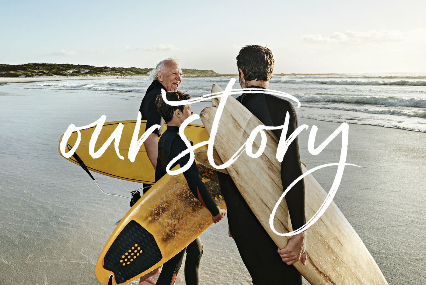 Famille à la plage avec des planches de surf, profitant de leur temps ensemble.