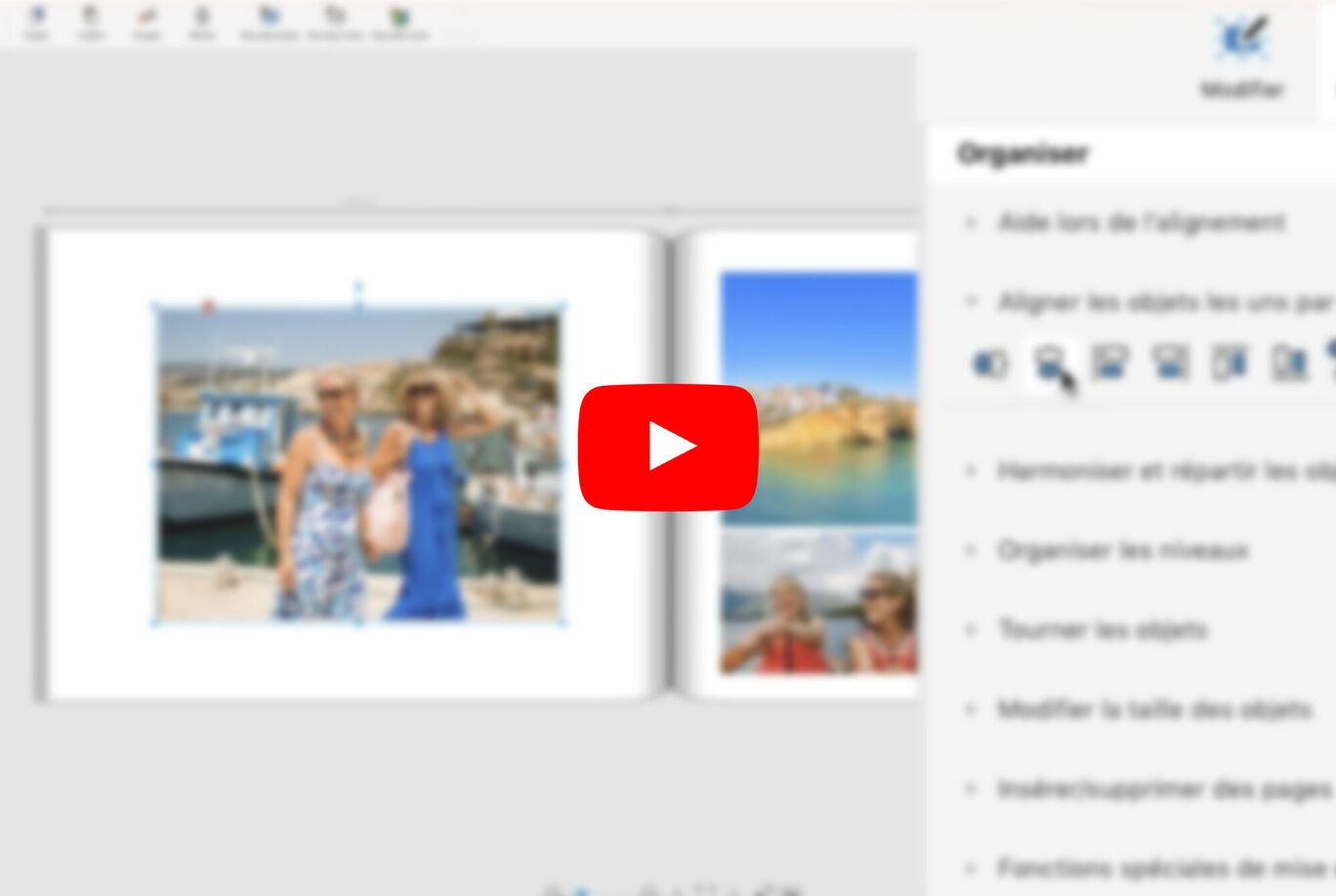 Deux femmes posent joyeusement devant un livre photo de vacances.