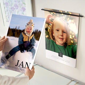 Calendrier photo fineline avec une accroche design pour fixer le calendrier au mur
