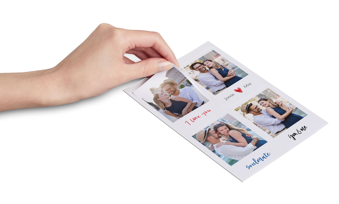 Une main tient une carte de vœux soigneusement conçue avec des photos de couples et un message chaleureux.