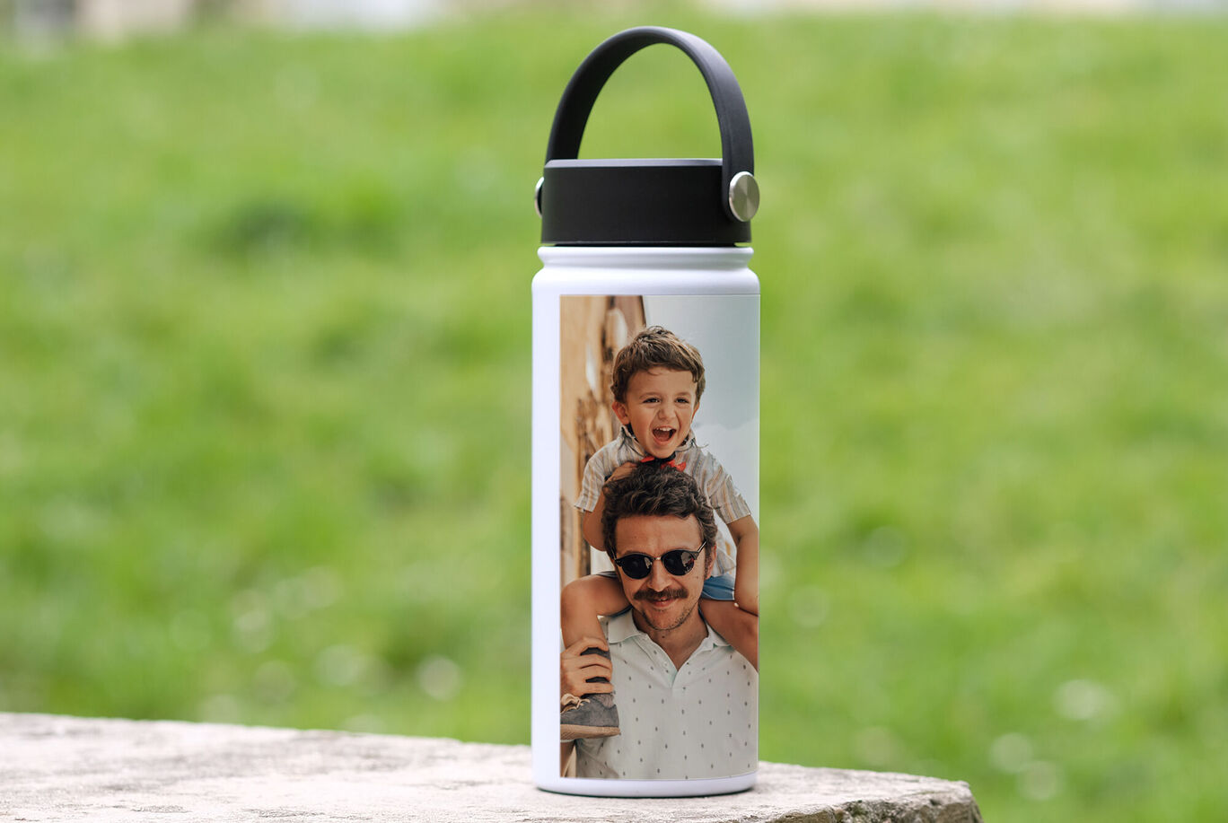 Bouteille d'eau avec photo personnelle dans un cadre vert.