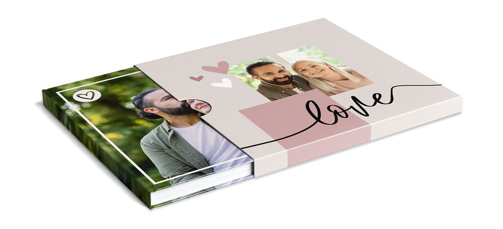 Deux ALBUMS PHOTO CEWE avec un design romantique et des photos de couples heureux.