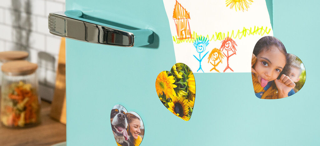Magnets personnalisés en forme de cœur montrant des photos de vacances sur un réfrigérateur