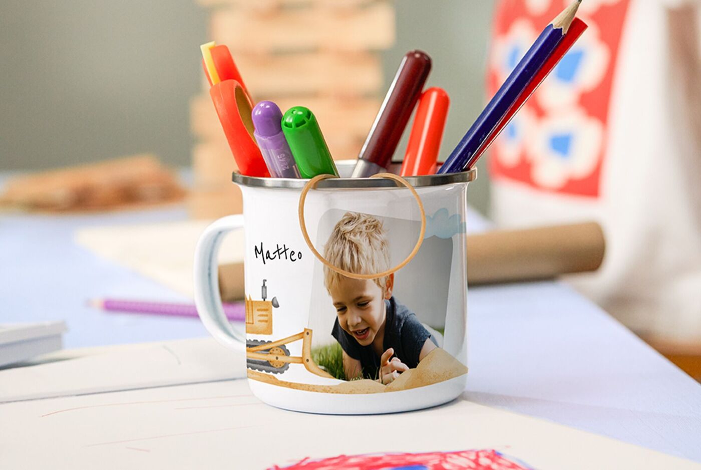 Mug émaillé personnalisé avec portrait d’enfant, utilisé comme pot à crayons