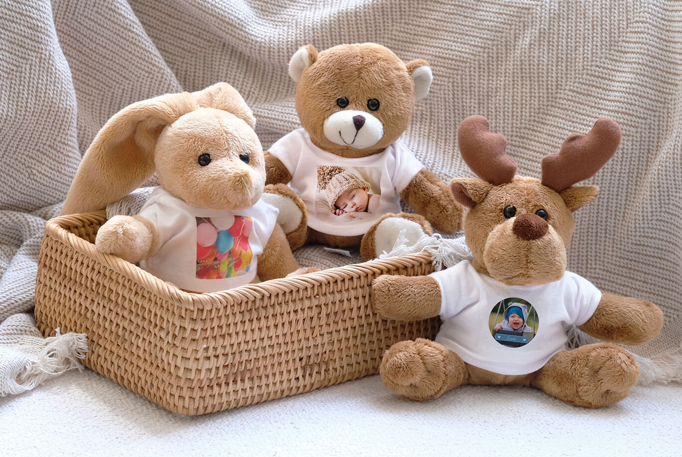 Trois peluches avec des t-shirts photo assises dans un petit panier