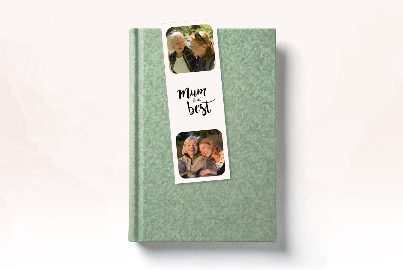 Un album photo vert intitulé 'Mum is the best', décoré avec deux photos de personnes heureuses.