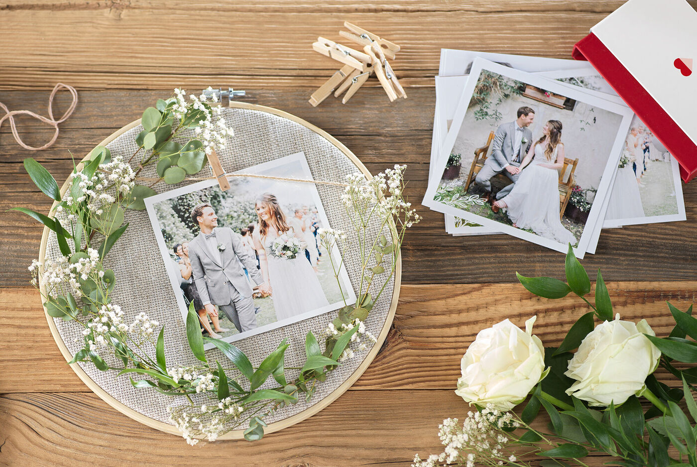 Deux photos encadrées, entourées de fleurs et d'une loupe, ambiance : mariage, moments de bonheur