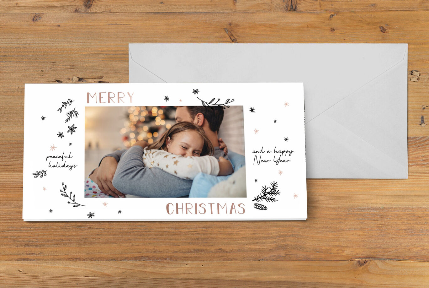 Un couple aimant s'embrasse à Noël devant un arbre décoré.