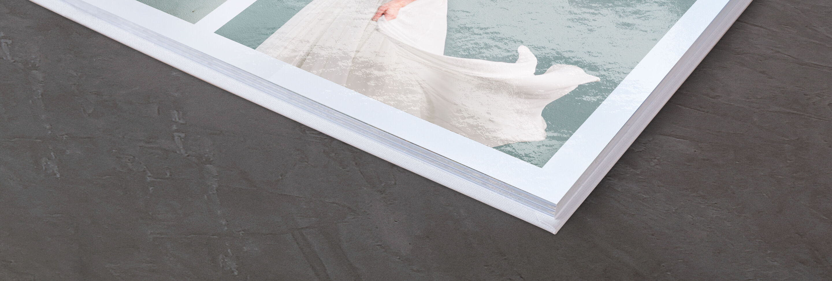 Zoom sur l'intérieur d'un Livre Photo CEWE avec papier photo brillant