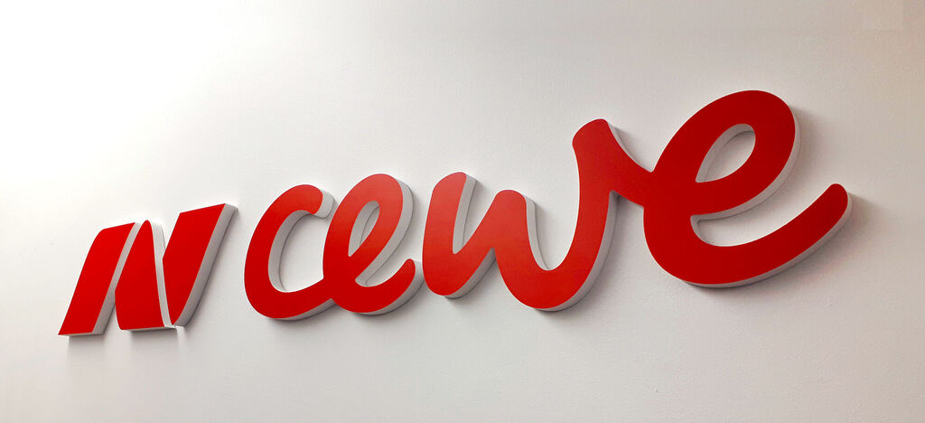 Logo CEWE en rouge sur un mur