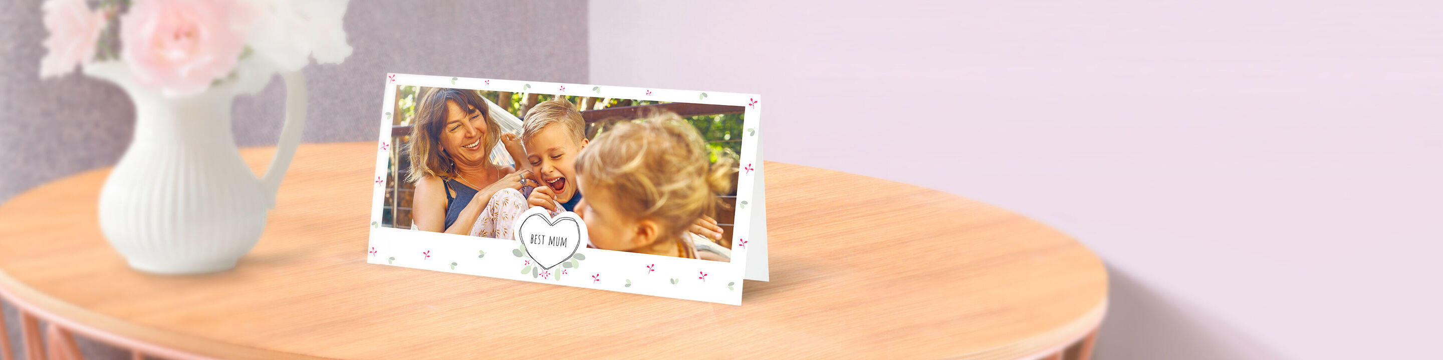 La famille profite d'un moment ensemble à jouer à l'extérieur.