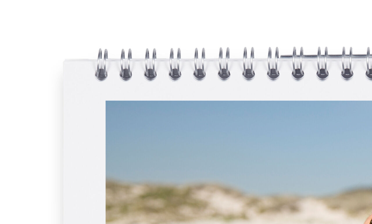 Zoom sur la spirale d'un calendrier photo