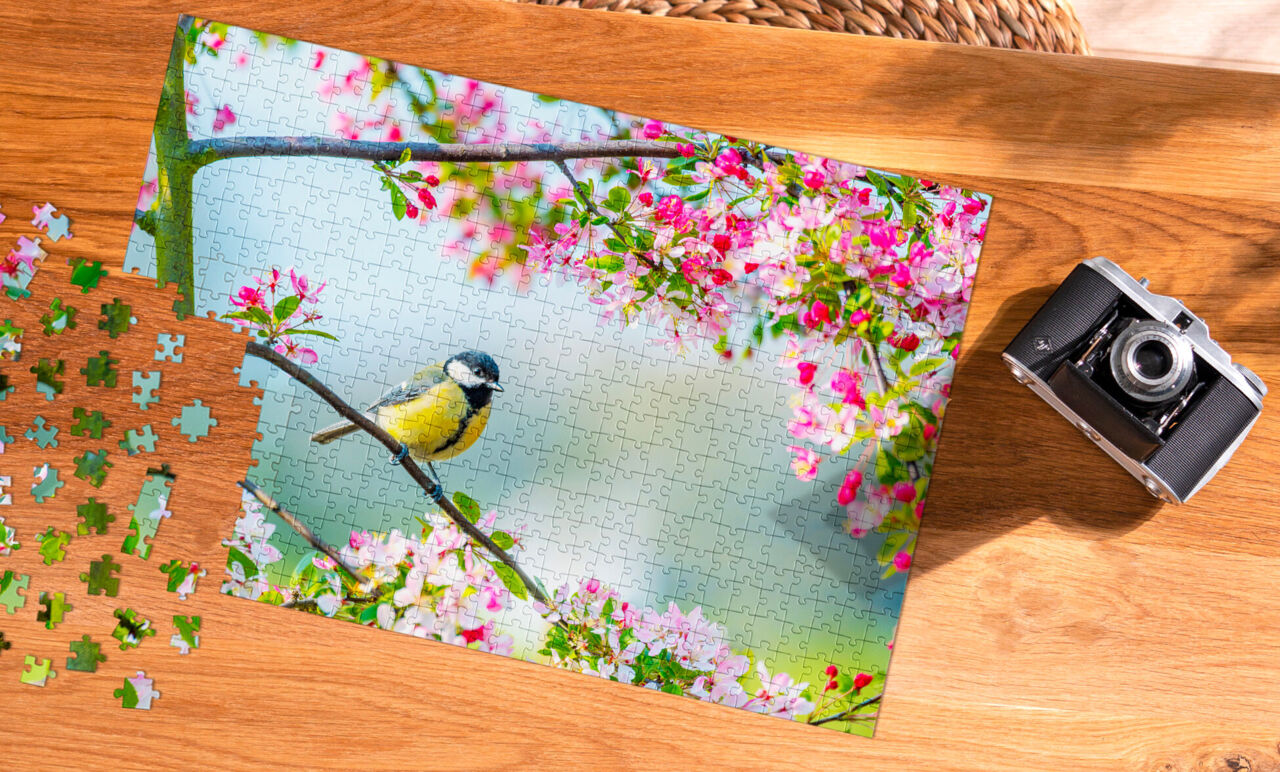 Puzzle personnalisé avec un oiseau parmi des fleurs roses et jaunes