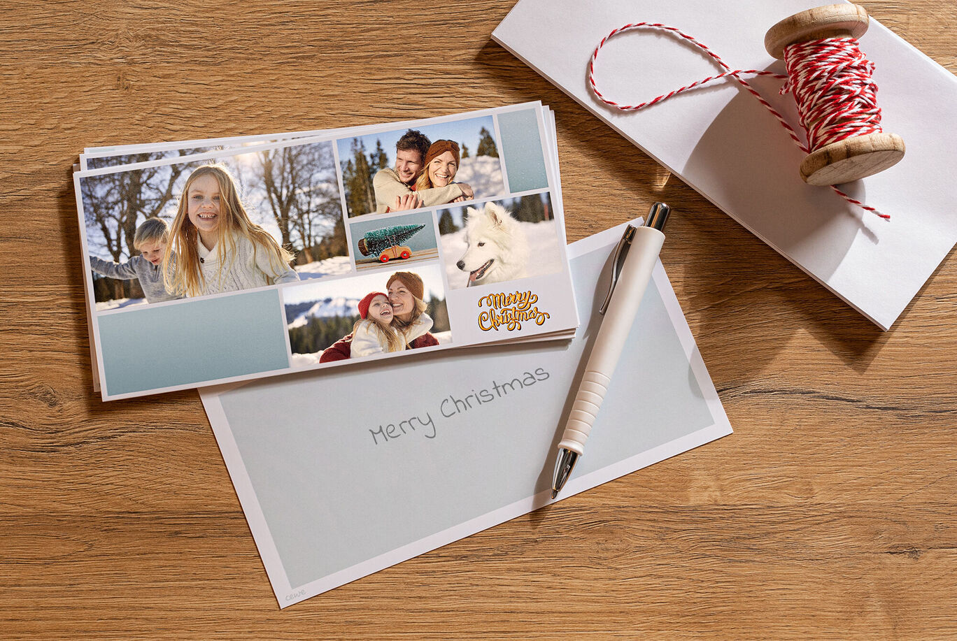 Personnes sur une carte de vœux joyeuse en hiver avec un chien et un sapin de Noël.