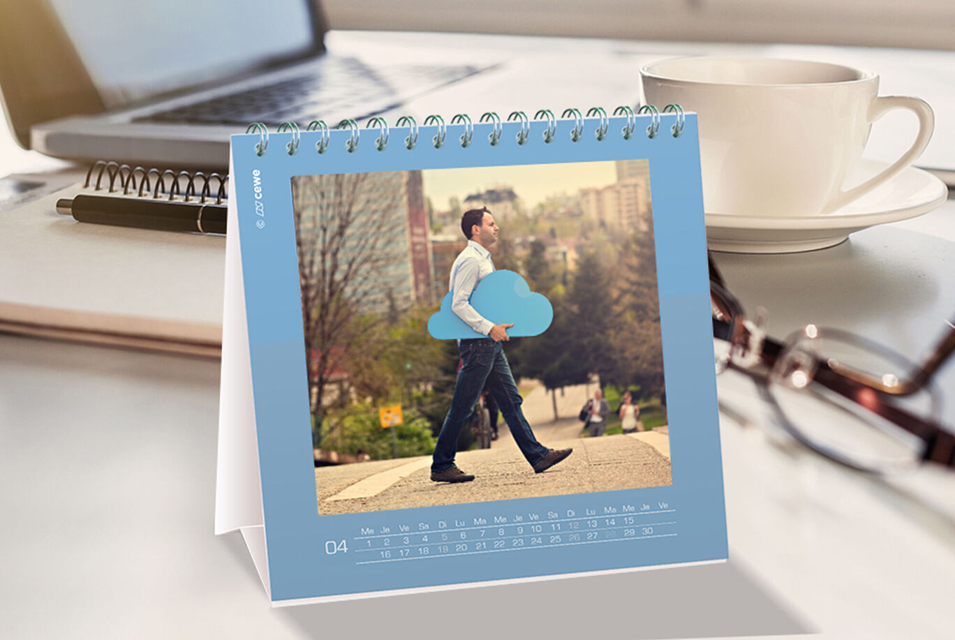 Homme en chemise avec un nuage sur le chemin, accompagné d'un calendrier moderne.
