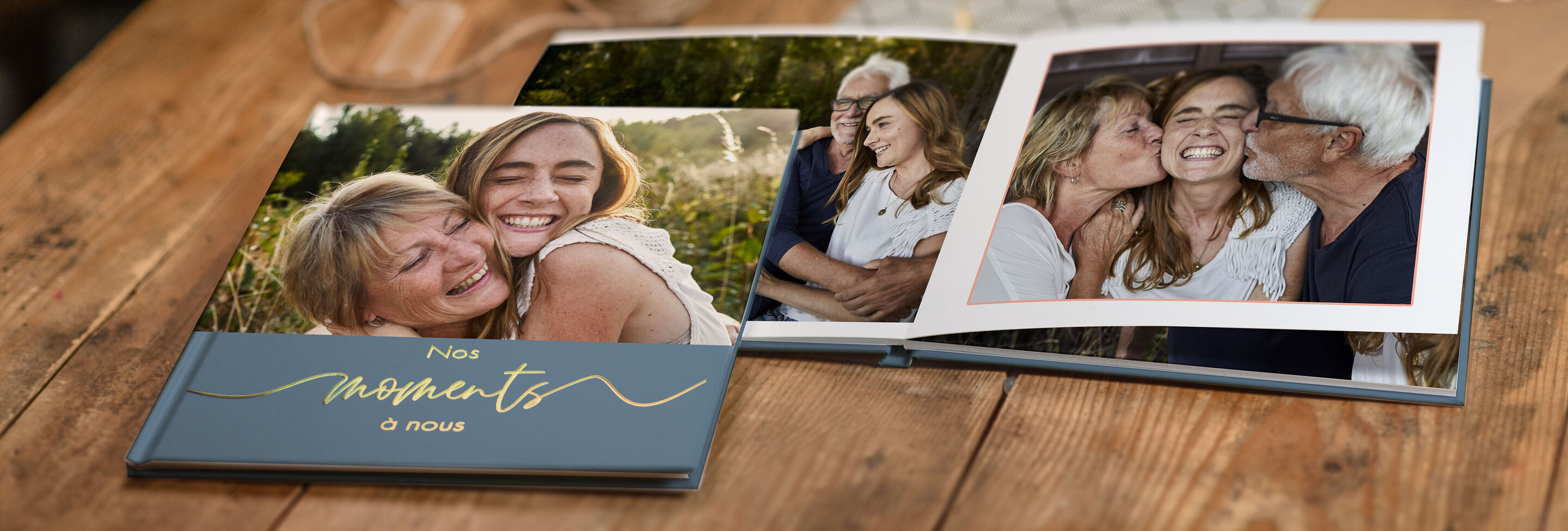 Un album photo ouvert avec des souvenirs personnels sur une table en bois.