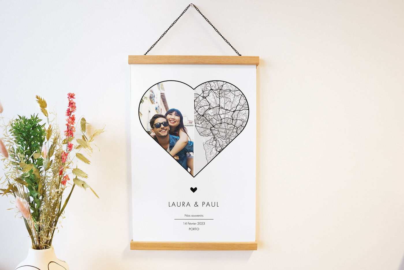 Un tableau mural en forme de cœur montre un itinéraire et deux personnes. Le design est créatif et personnel.