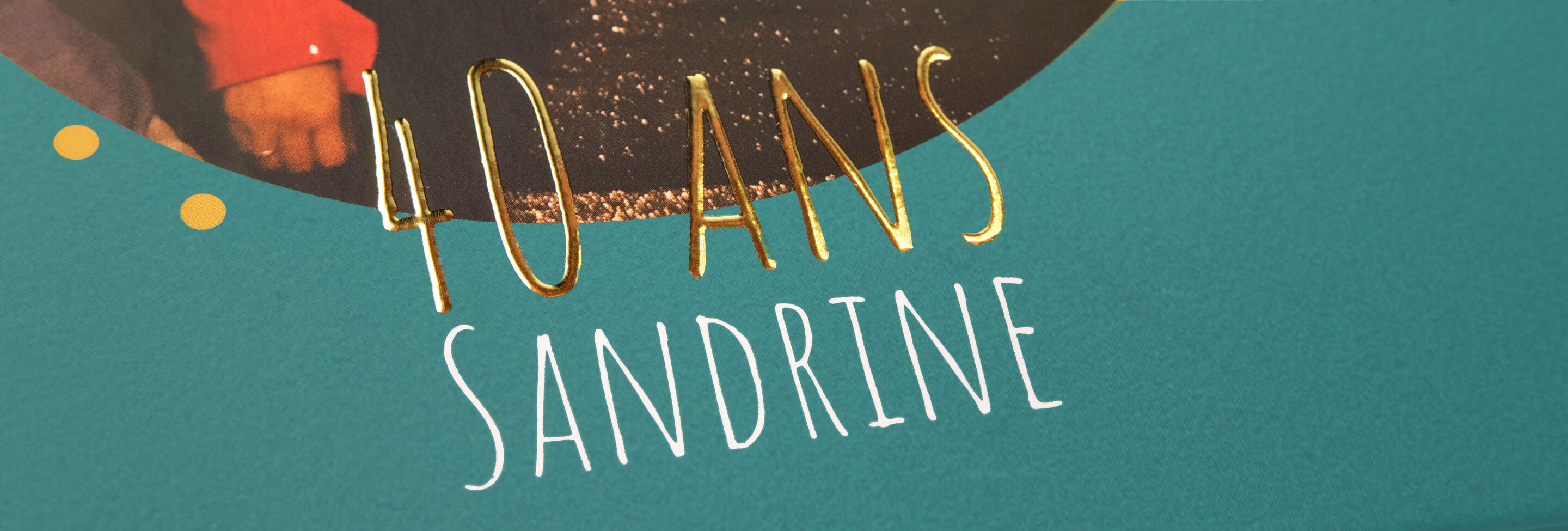 Détail d'un design créatif avec "40 ANS SANDRINE" en doré sur fond bleu
