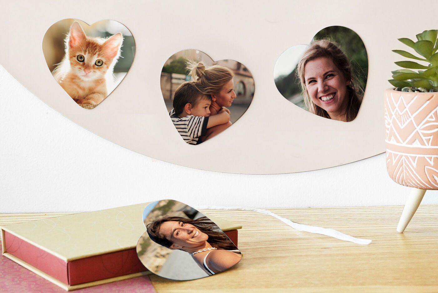 Des magnets photo en forme de cœur montrent un chat mignon et deux moments avec des amis.