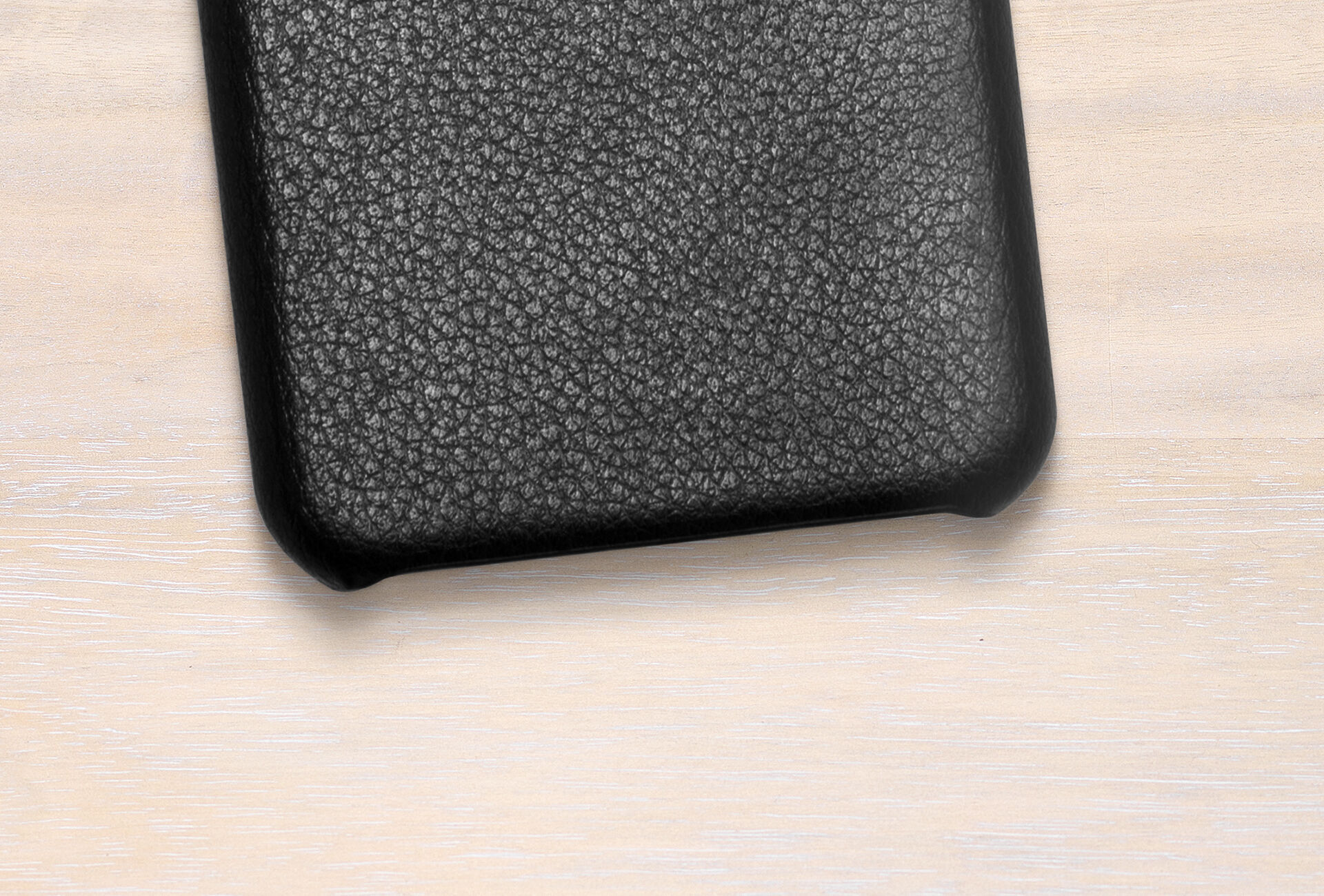 Coque de téléphone noire avec design texturé sur fond clair