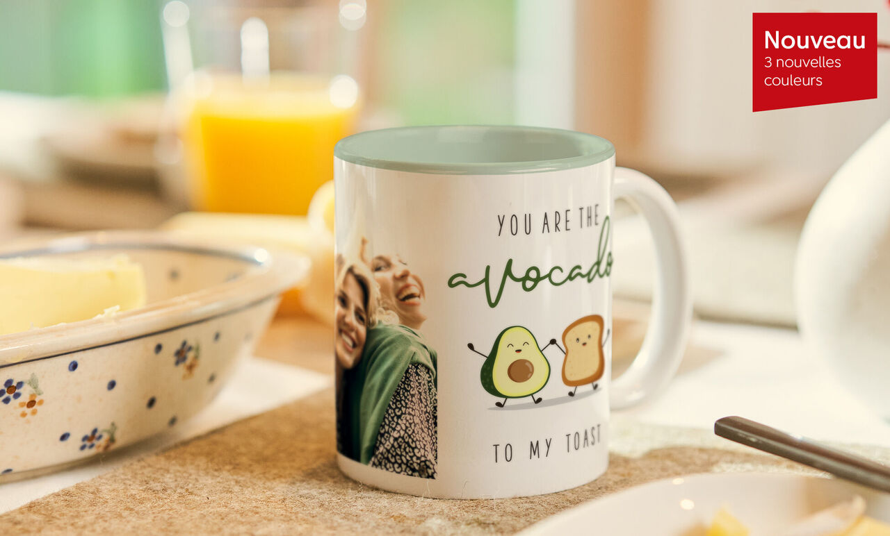 Mug personnalisé avec texte, photo et intérieur coloré posé sur une table