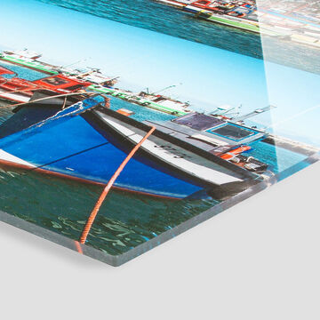 Pêle-mêle photos sous plexiglass montrant des bateaux colorés dans un port