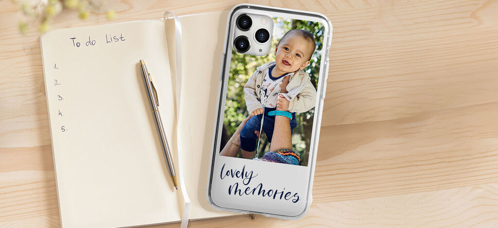 Un smartphone avec une coque personnalisée montrant un moment heureux avec un ami