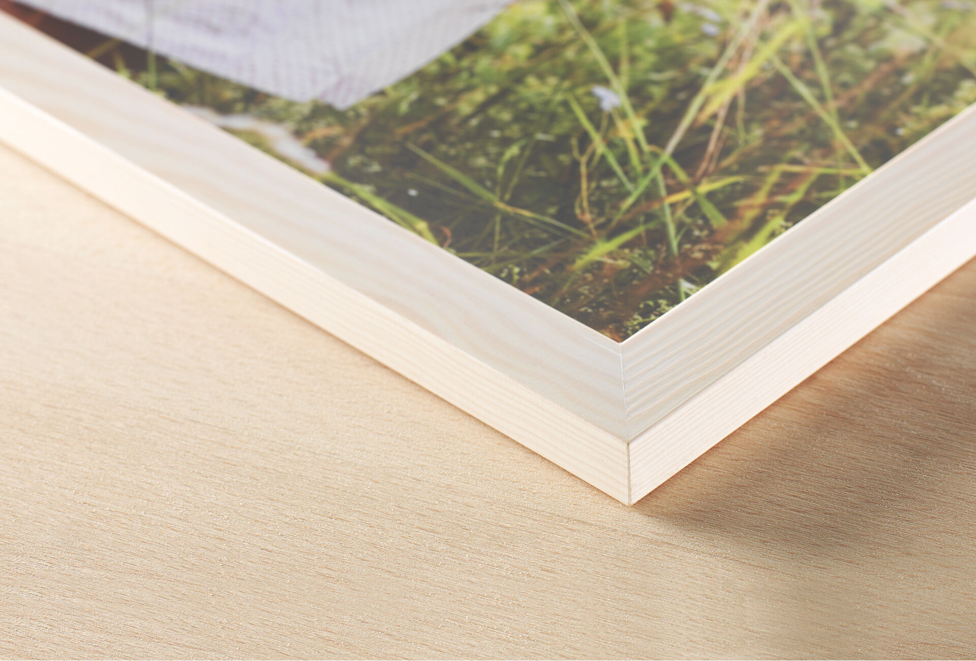 Gros plan d'un cadre en bois et une belle impression en arrière-plan.