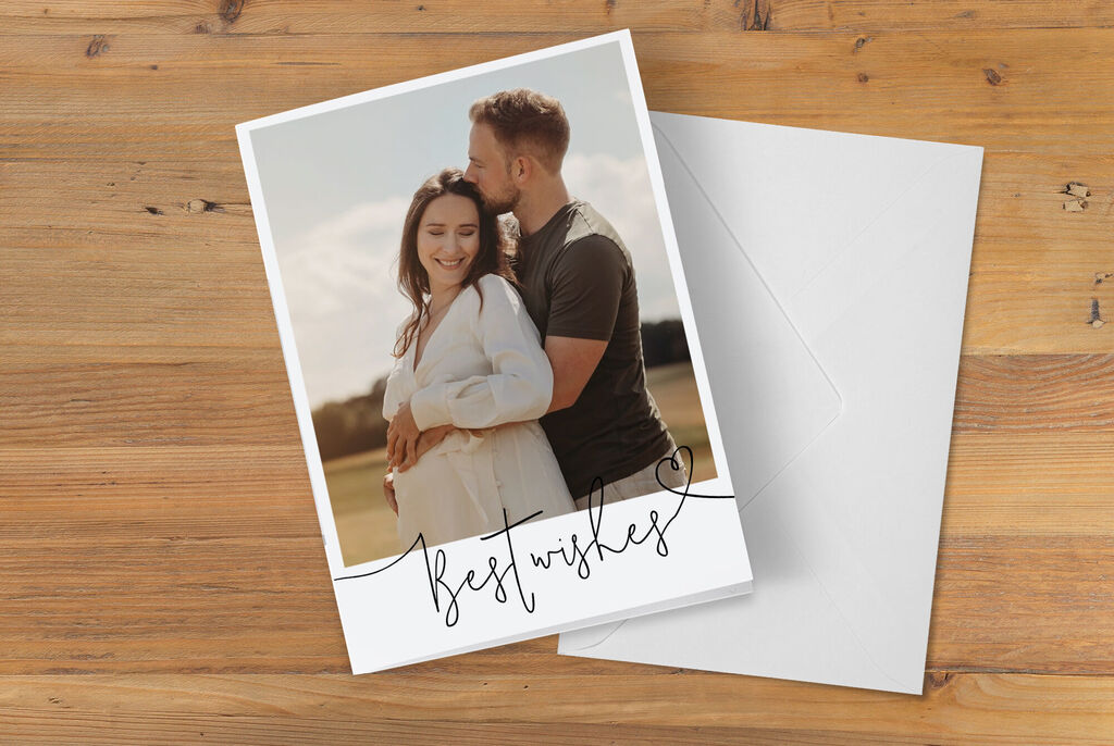 Un couple s'enlaçant sur une carte avec le texte "best wishes".