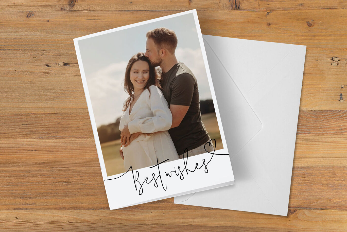 Un couple s'enlaçant sur une carte avec le texte "best wishes".