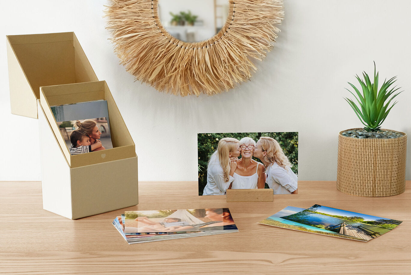 Magnifique arrangement de photos dans un élégant présentoir sur une table en bois