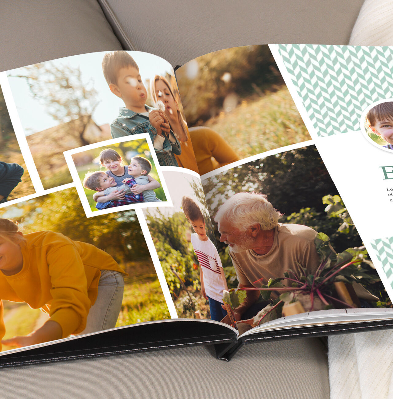 Des enfants jouant avec enthousiasme rassemblent des souvenirs dans un CEWE LIVRE PHOTO.