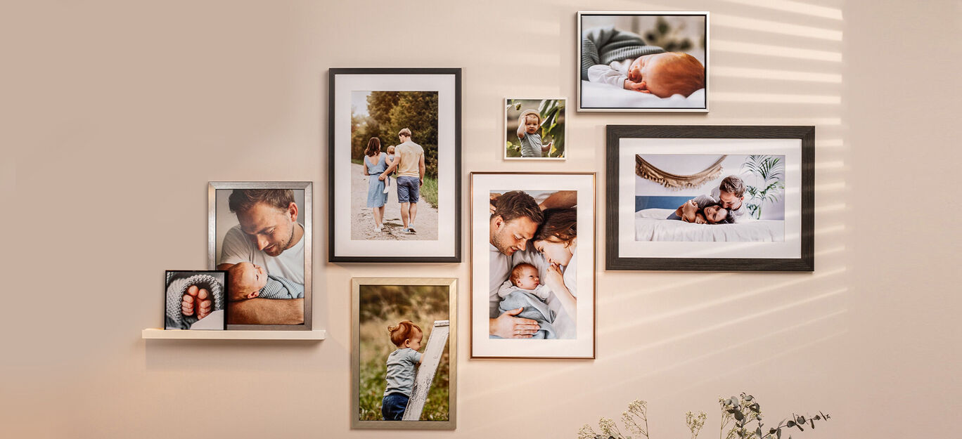 Une galerie pleine d'amour avec des photos de famille au mur, montrant des souvenirs chaleureux