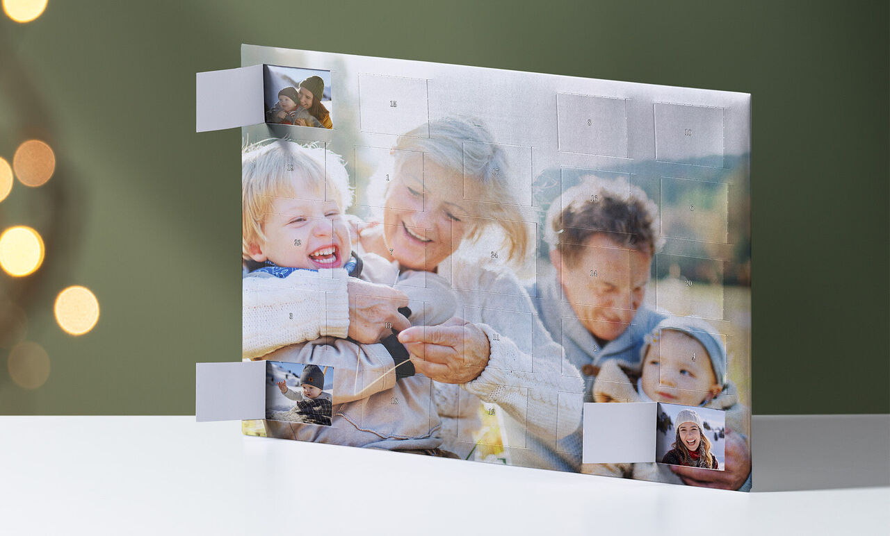 Un beau calendrier mural avec de nombreuses photos de moments partagés. Le design est affectueux et créatif.