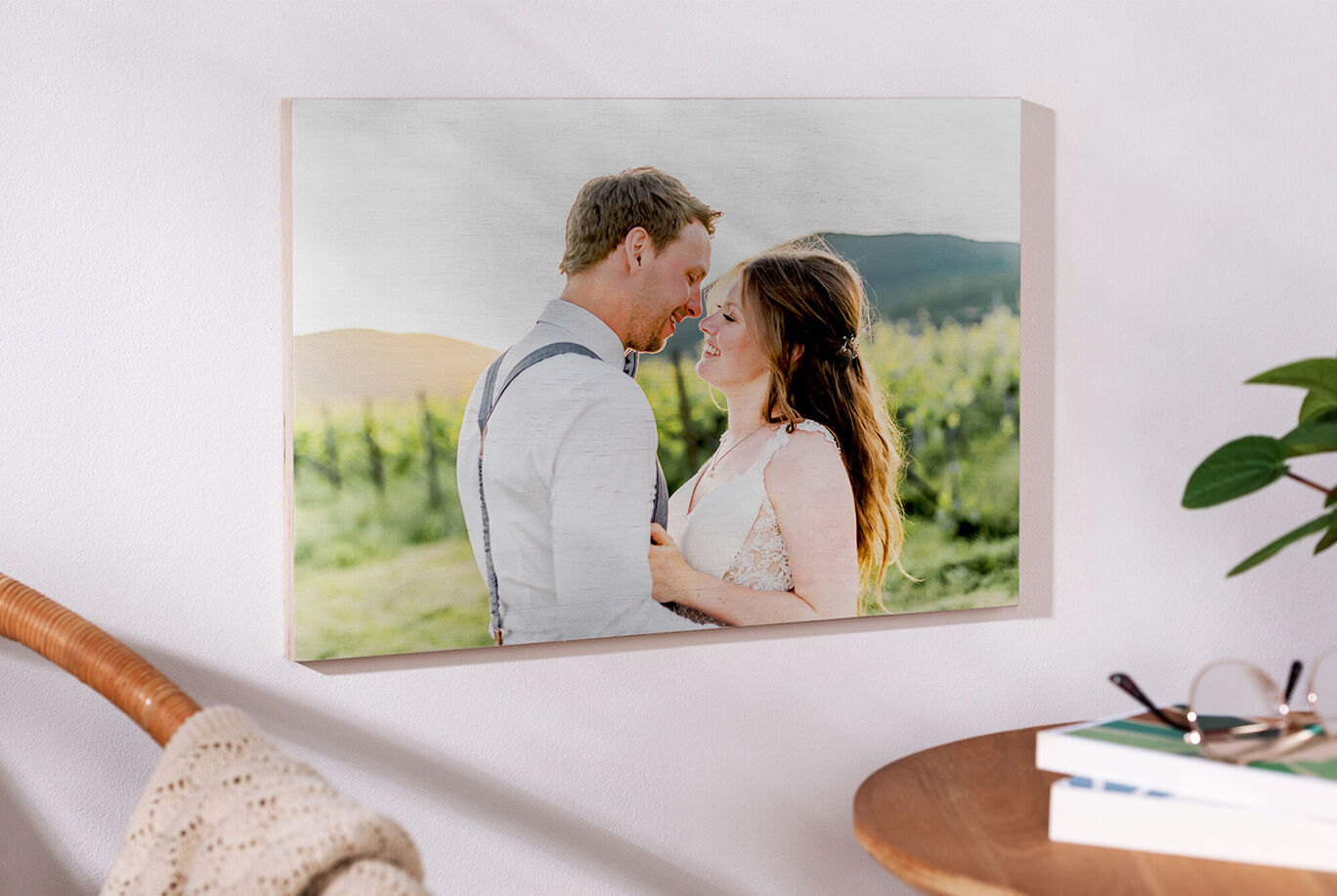Un couple se tient dans un vignoble et apprécie le moment.
