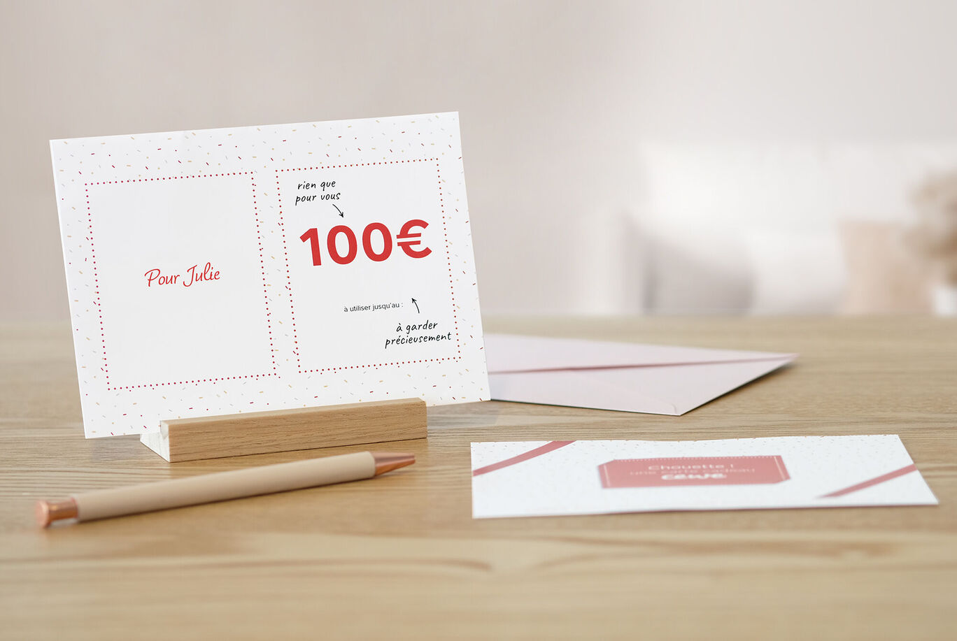Une carte de vœux CEWE avec un bon de 100€ pour Julie, soigneusement conçue