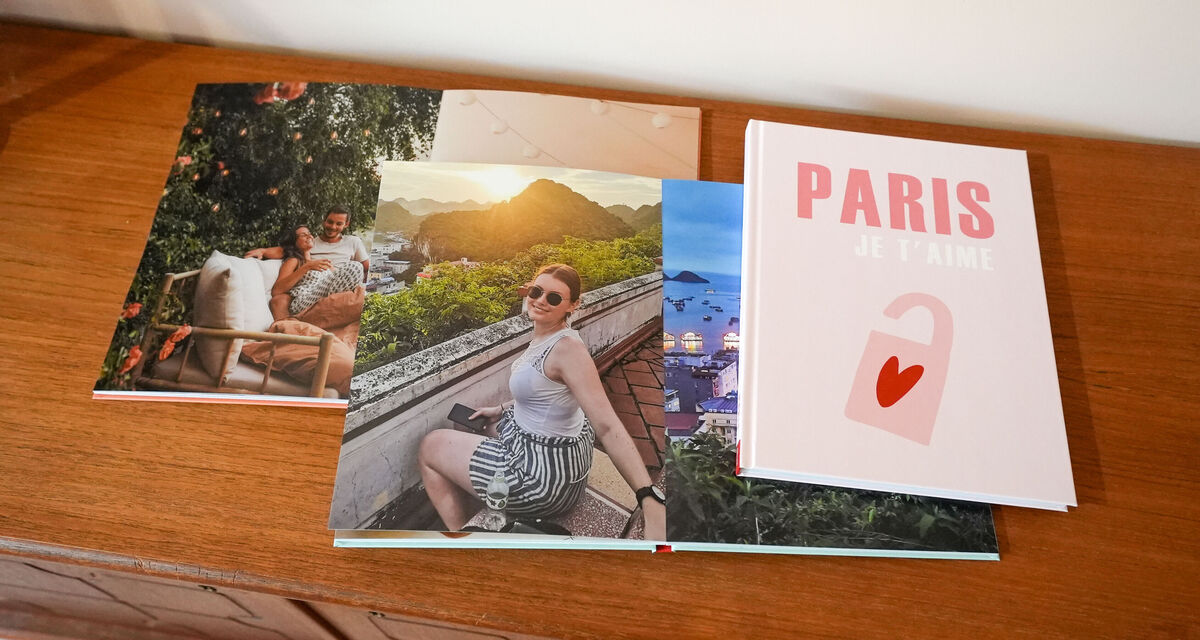 Livre photo de voyage style Assouline ouvert sur une table