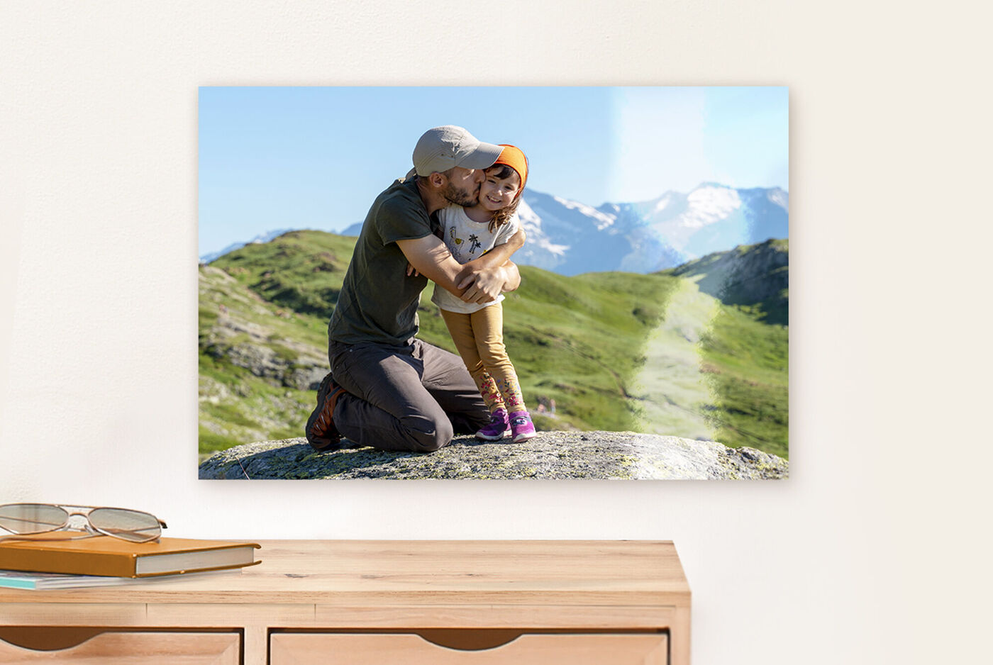 Un père embrasse son enfant sur une montagne.