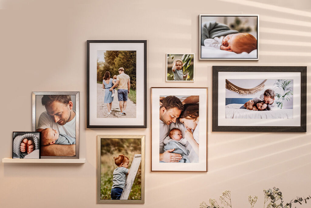 Décoration murale avec des photos de famille dans différents cadres
